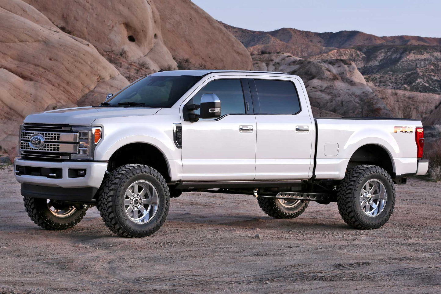 Fabtech 6" RAD ARM SYS W/COILS & 2.25 DL RESI FRT AND DL RR SHKS 17-21 FORD F250/350 4WD K2295DL