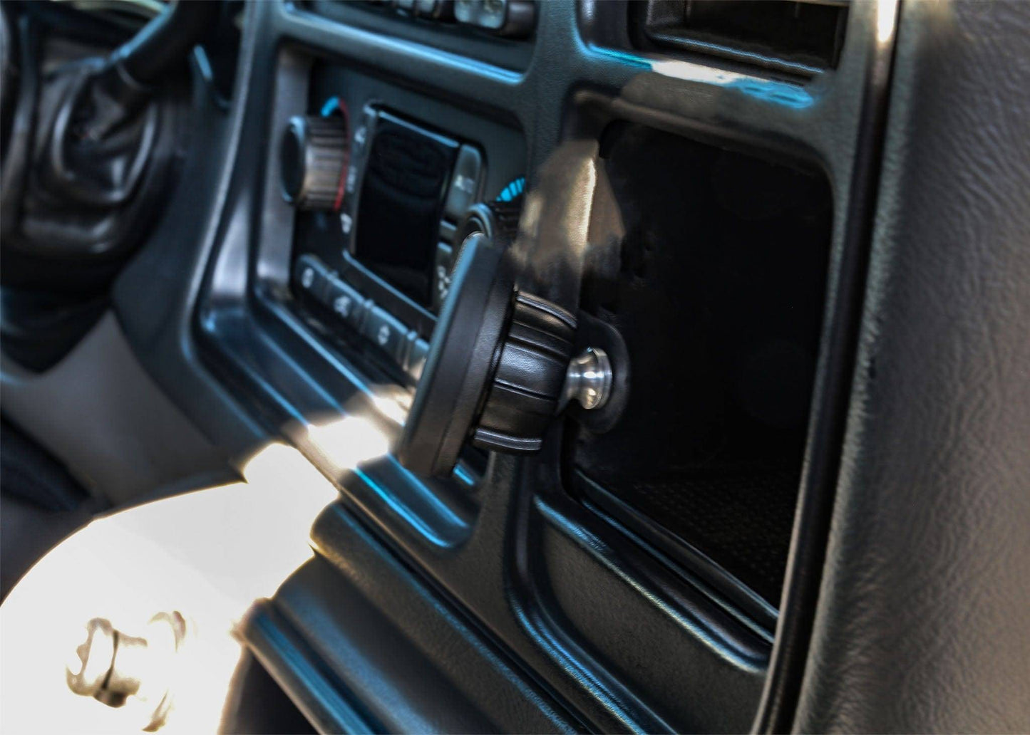 DirectFit Phone Mount: Chevrolet Suburban/Tahoe, Silverado/Sierra, GMC Yukon/XL/Denali, Cadillac Escalade (2003-2006)