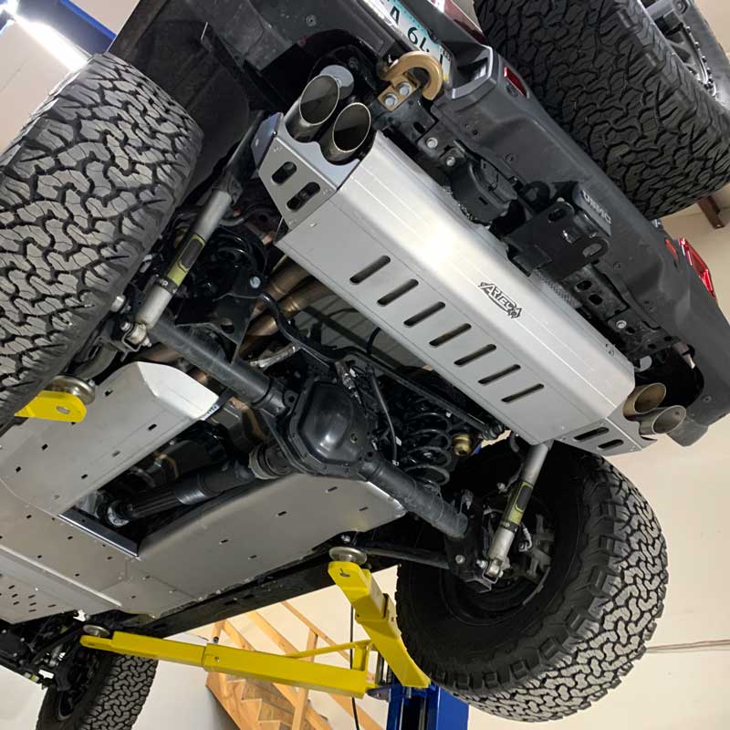 JLU 392 MUFFLER & TIP SKID