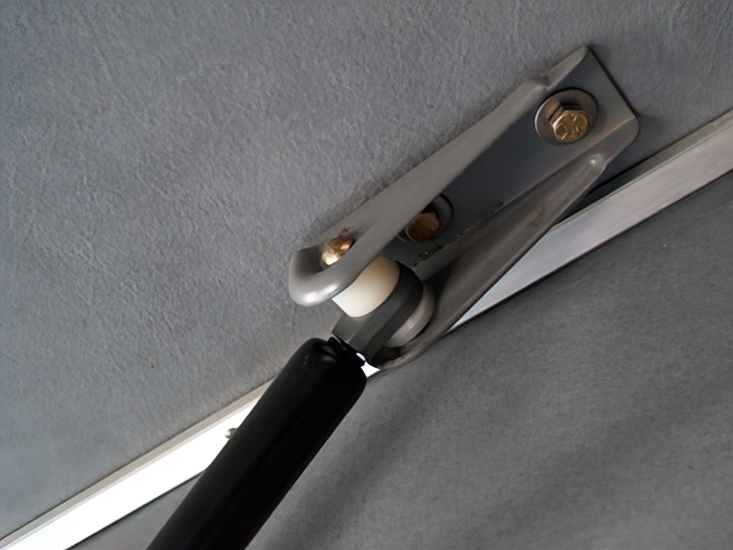 Pop-Top Lift Assist [Eurovan Weekender]