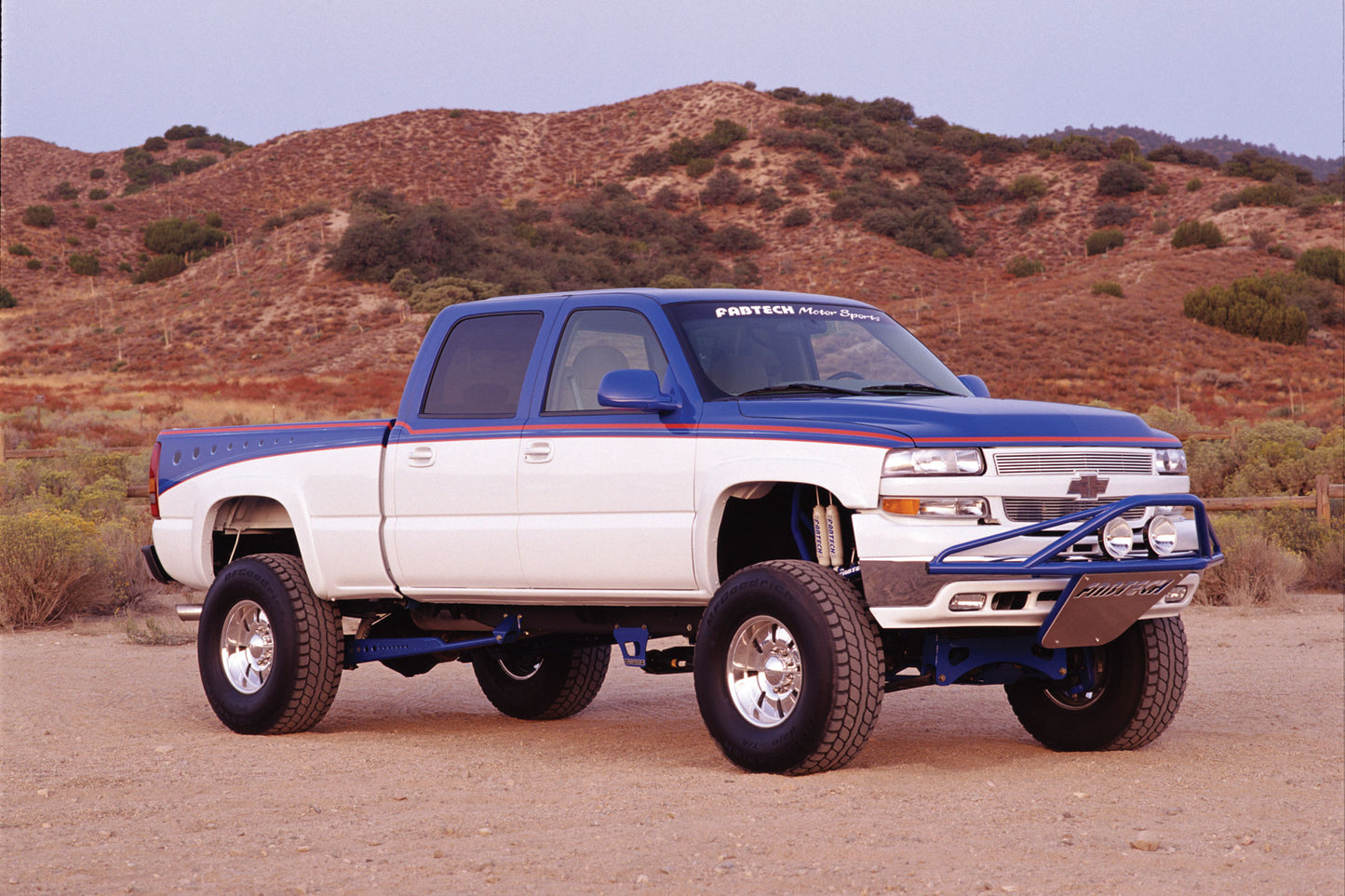 Fabtech 8" PERF SYS W/PERF SHKS 01-06 GM C/K2500HD C/K3500 NON DUALLY K1015