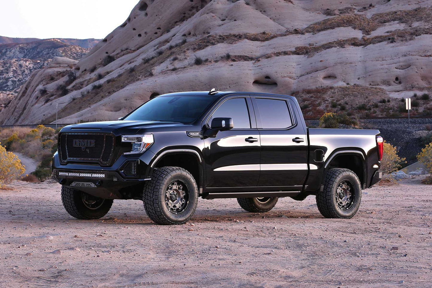 Fabtech 3" UNIBALL UCA SYS W/ PERF SHKS 2019-22 GM C/K1500 P/U K1129